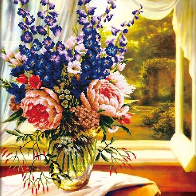 Vase floral près de la fenêtre