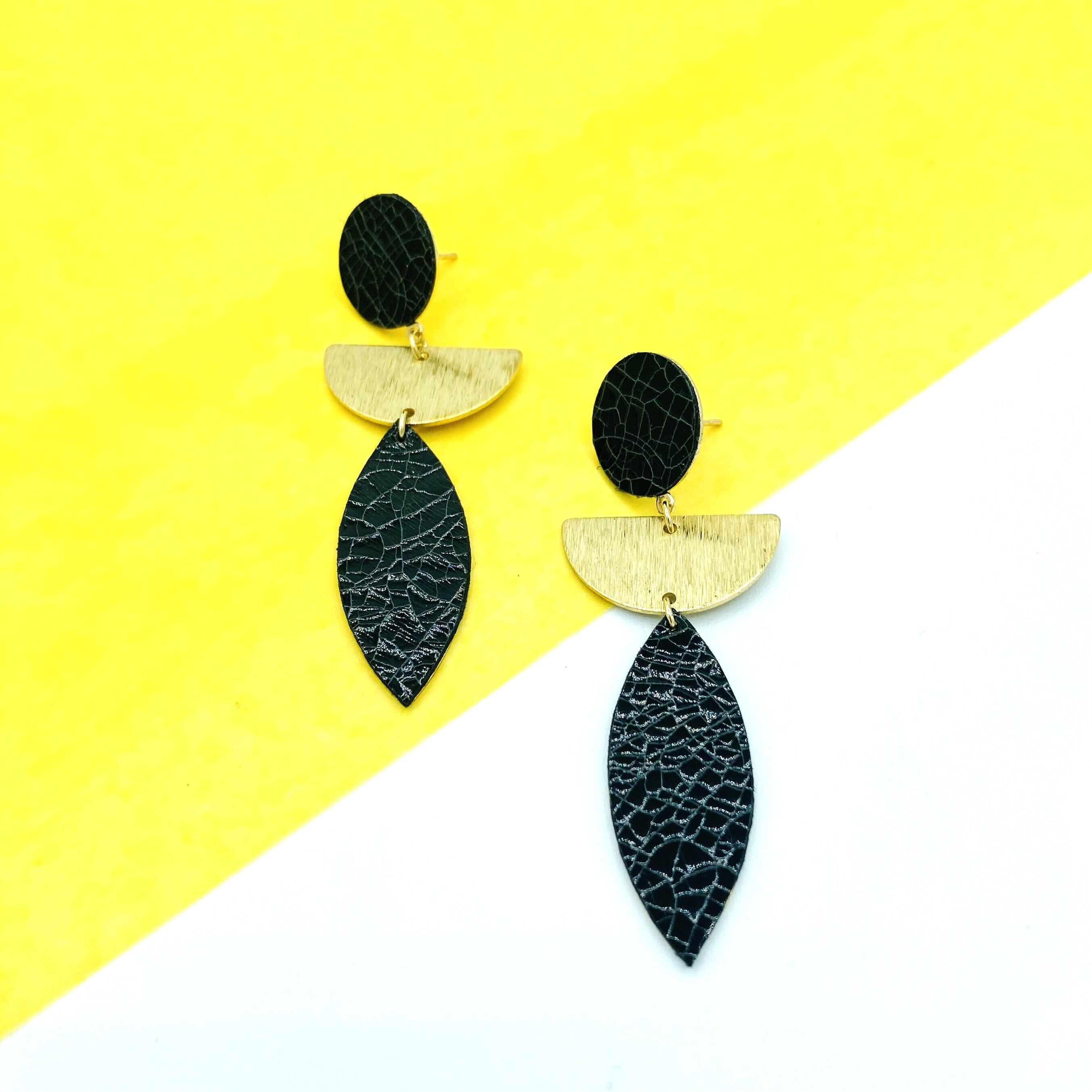 Rissige schwarze Gwen-Ohrringe