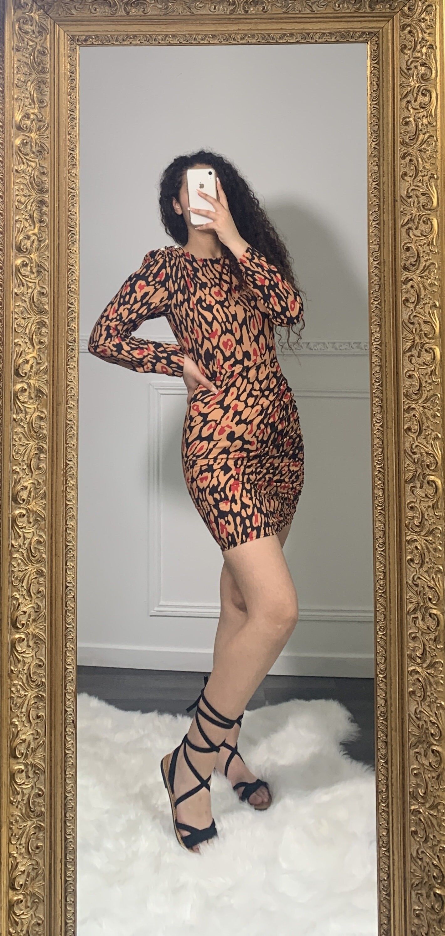 Abito lungo aderente bicolore con stampa animalier e dettagli con finti bottoni