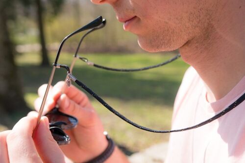 Schwarzes Brillenband DEEP SEA soleash®, Handarbeit, Flache Brillenkette in 4mm, Schwarzblau
