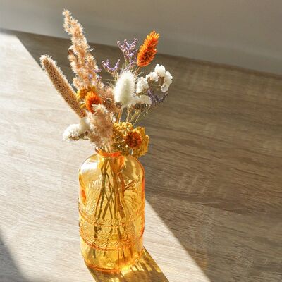 Strauß getrockneter Blumen in gelber Vase