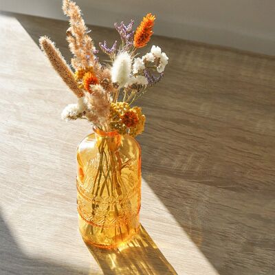 Strauß getrockneter Blumen in gelber Vase