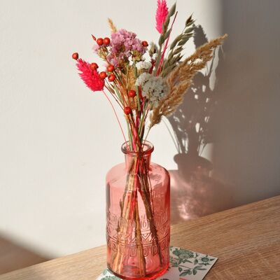 Ramo de flores secas en jarrón rojo