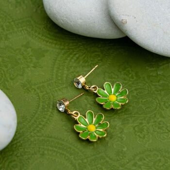 Boucles d'oreilles à tige faites à la main à fleurs d'été en forme de marguerite verte 7