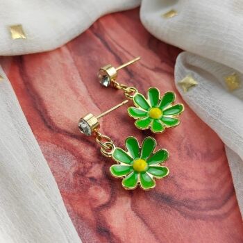 Boucles d'oreilles à tige faites à la main à fleurs d'été en forme de marguerite verte 11