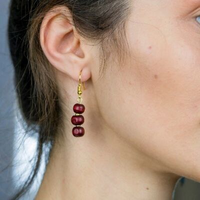 Boucles d'oreilles pendantes simples à crochet avec trois perles légères en bois de santal rouge