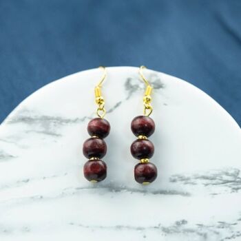 Boucles d'oreilles pendantes simples à crochet avec trois perles légères en bois de santal rouge 2