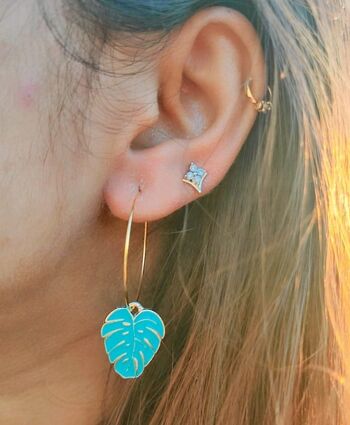 Boucles d'oreilles créoles en forme de feuille d'arbre Huggie à fleurs tropicales 2