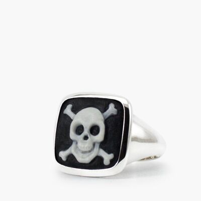 Anillo de sello con camafeo de calavera y tibias cruzadas