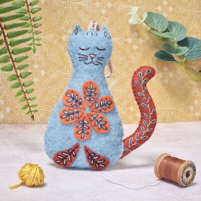 Mini kit artigianale in feltro di gatto ricamato folk