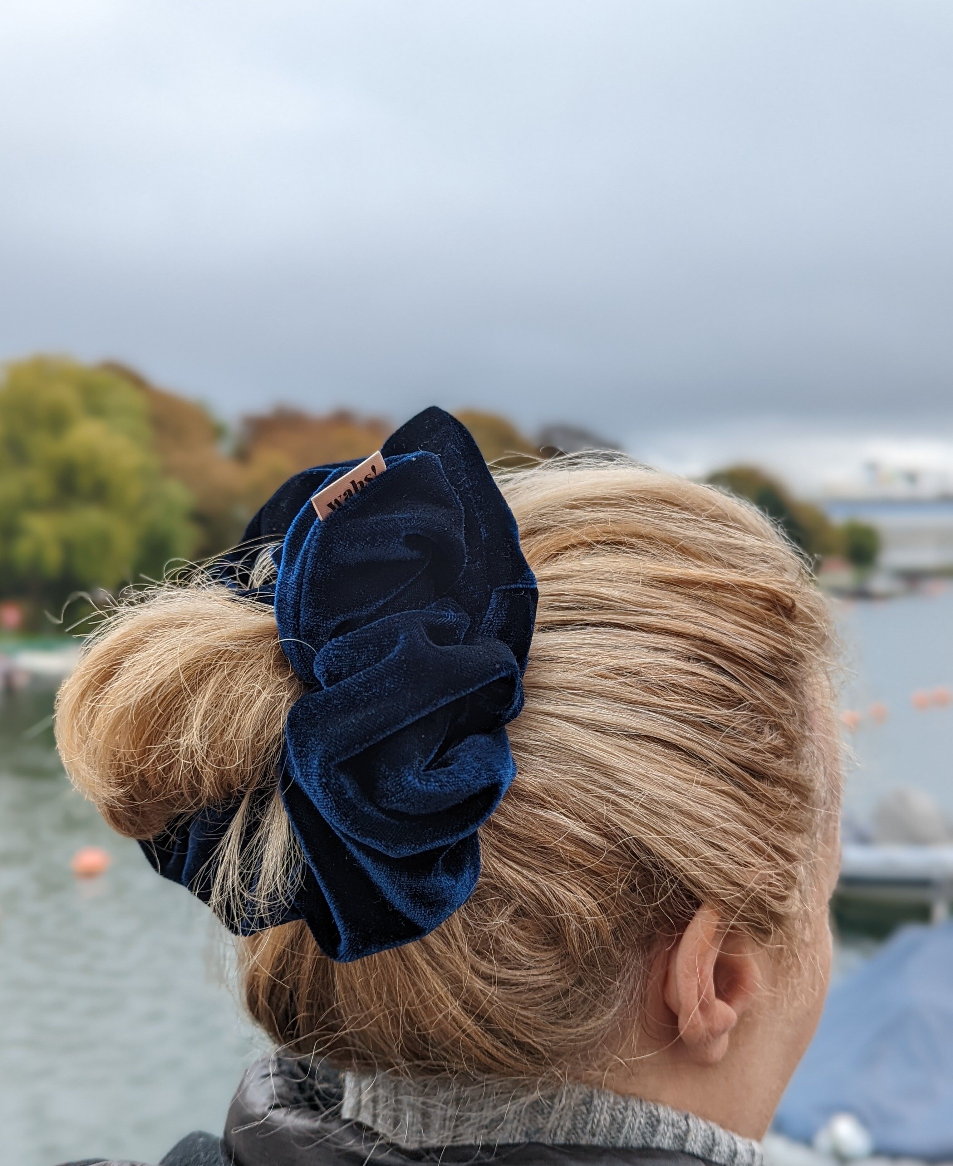 Scrunchie di velluto blu notte