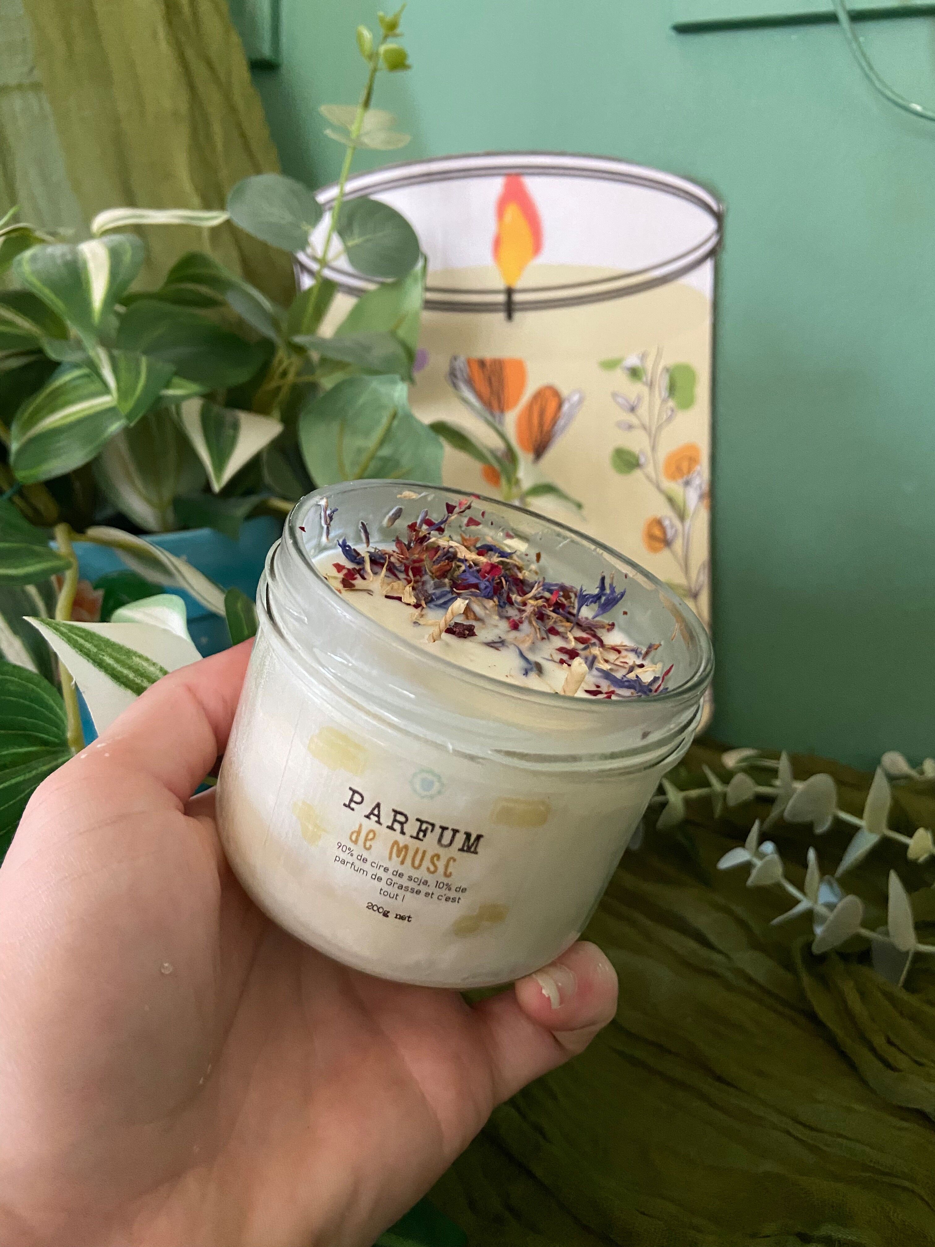 White Musk Candle in Soy Wax & Flower Petals - 80g, 200g or 375g