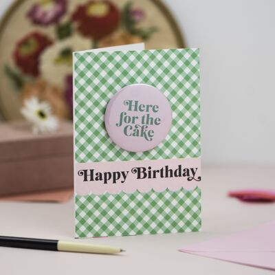 Aquí para la tarjeta de la insignia de cumpleaños de la torta