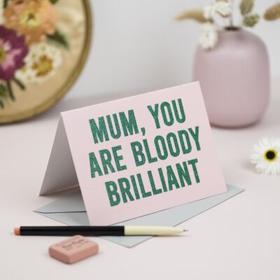 Maman, tu es une carte sanglante brillante avec des paillettes biodégradables