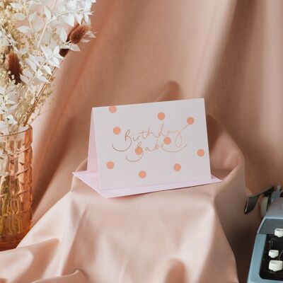 Tarjeta de lunares color melocotón con lámina de oro rosa de Birthday Babe