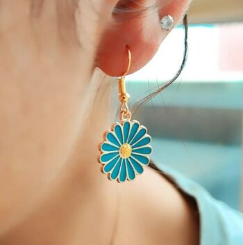 Boucles d'oreilles à crochet français blanc et bleu avec breloque florale d'été 3