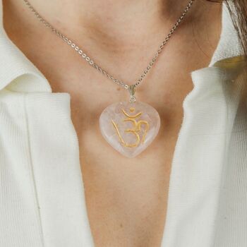Collier avec pendentif en pierre naturelle en forme de cœur sculpté en cristal de quartz rose véritable OM 3