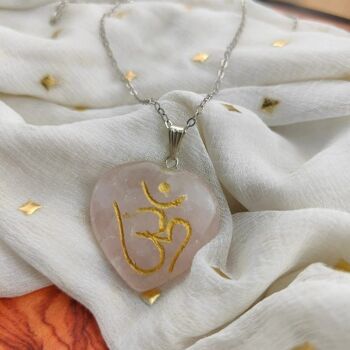 Collier avec pendentif en pierre naturelle en forme de cœur sculpté en cristal de quartz rose véritable OM 6