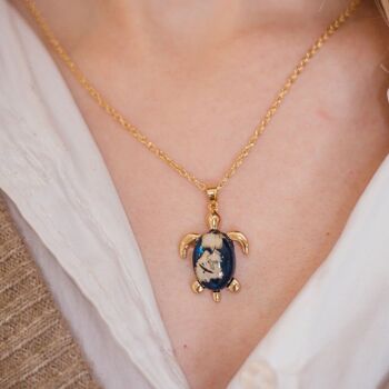 Collier pendentif animal Boho avec breloque tortue de mer en résine bleue et blanche 3