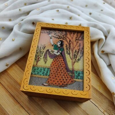 Indische handbemalte Damen-Schmuckschatulle mit traditioneller Vintage-Holzschnitzerei
