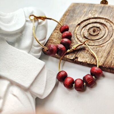 Boucles d'oreilles Huggie Dainty hindou asiatique Bali Boho en perles de bois de santal rouge