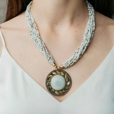 Collana con pendente di perle con medaglione rotondo smaltato grande multifilo bianco