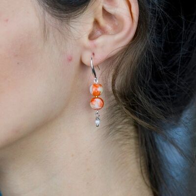 Coloridos aretes colgantes delicados con doble perla de mármol naranja y doble perla simple