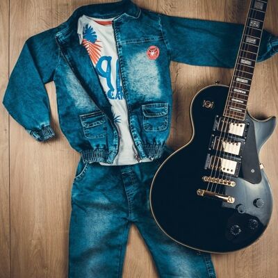 Completo giacca jeans, pantaloni jogger e t-shirt per neonato