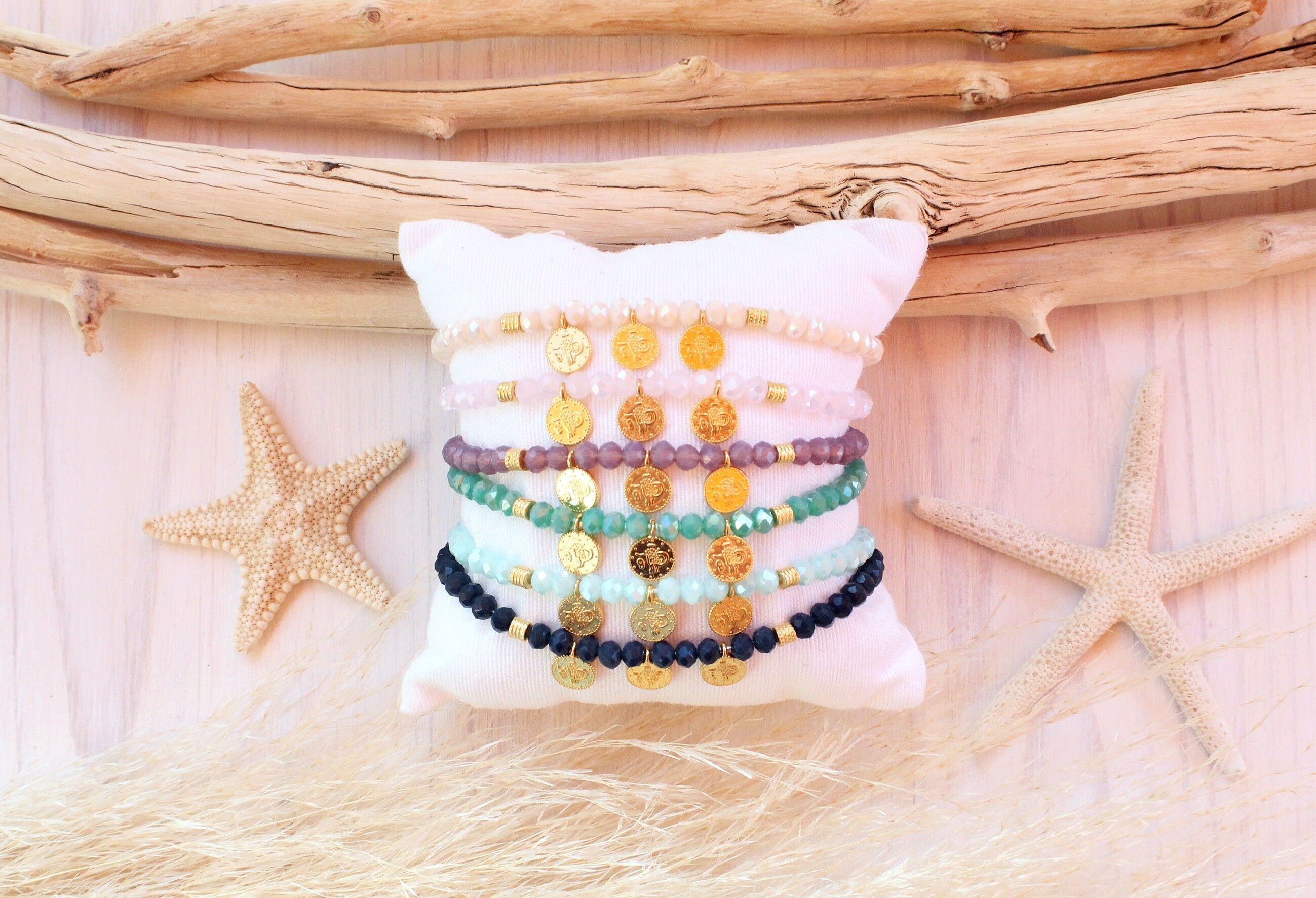 Armband mit drei Münzen