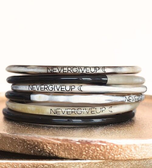 1 Bracelet à message "NEVERGIVEUP" - 3 mm noir