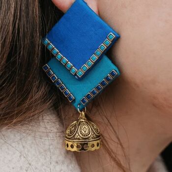 Grande boucle d'oreille en tissu carré bleu fait main en tissu Bell Temple asiatique Jhumka 4