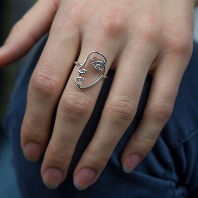 Anillo de dedo abstracto delicado con cara de alambre de línea humana ajustable de plata