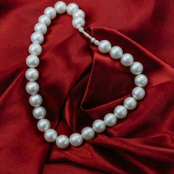 Grand collier ras du cou en perles rondes blanches légères en ivoire pour demoiselle d'honneur 4