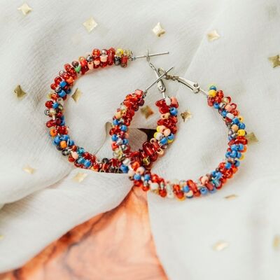 Grandi orecchini a cerchio asiatici Boho Huggie estivi intrecciati con perline multicolore