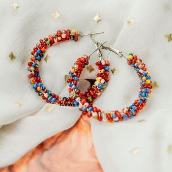 Grandes boucles d'oreilles créoles asiatiques bohème Huggie tressées avec perles multicolores 1