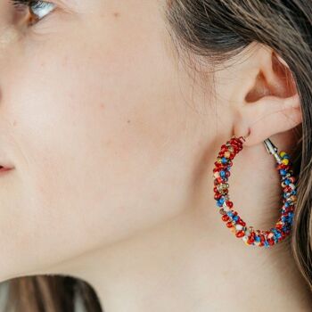 Grandes boucles d'oreilles créoles asiatiques bohème Huggie tressées avec perles multicolores 2