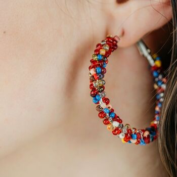 Grandes boucles d'oreilles créoles asiatiques bohème Huggie tressées avec perles multicolores 4
