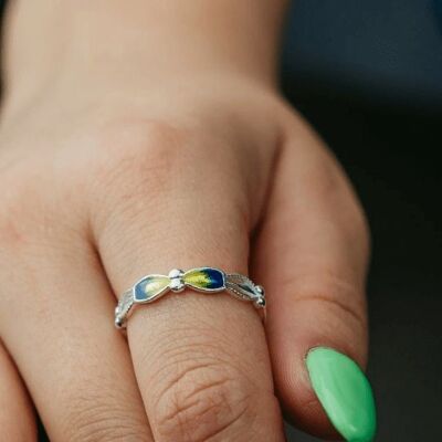 Schmaler Ring aus 925er Silber mit emailliertem buntem Blumenband in Gelb und Blau