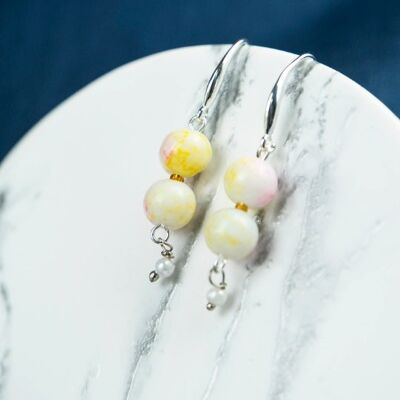 Boucles d'oreilles délicates à double perle en marbre blanc coloré