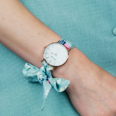 Hellblaue Damen-Armbanduhr mit Blumenmuster und wechselbarem Stoffarmband