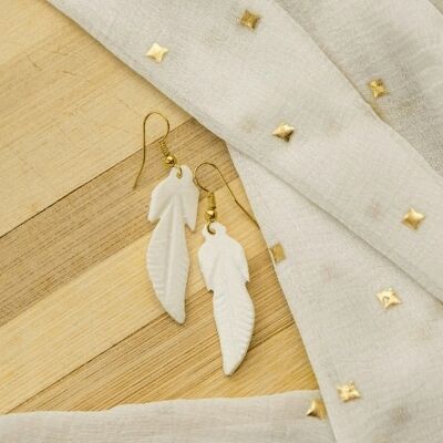 Lange Baumblatt-Muschel-leichte minimalistische Strand-zierliche weiße Tropfen-Haken-Ohrringe