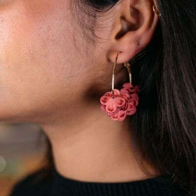 Grandi orecchini a cerchio Huggie rotondi in tessuto floreale con petali rosa dorati da 30 mm