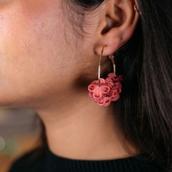 Boucles d'oreilles créoles Huggie rondes en tissu floral à pétales roses dorées de 30 mm 9