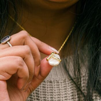 Deux mains aiment étreindre collier pendentif perle carrée en pierre blanche 5