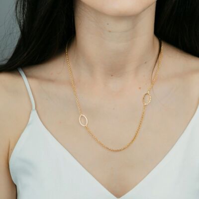 Zwei hohle, ovale, seitliche, zierliche, vergoldete, schlanke, lange Halskette