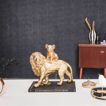 HV Golden Lion avec bébé - 30.5x11x27cm 5