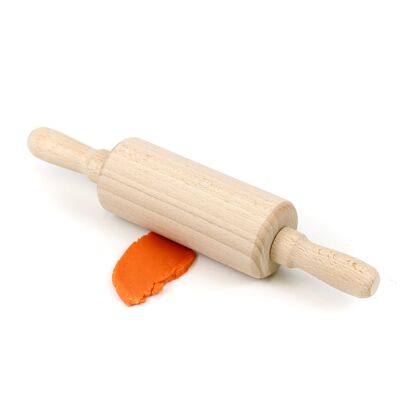 Wooden rolling pin with steel axle