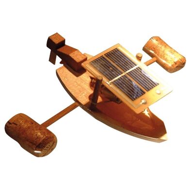 Pequeño barco de madera con hélice solar