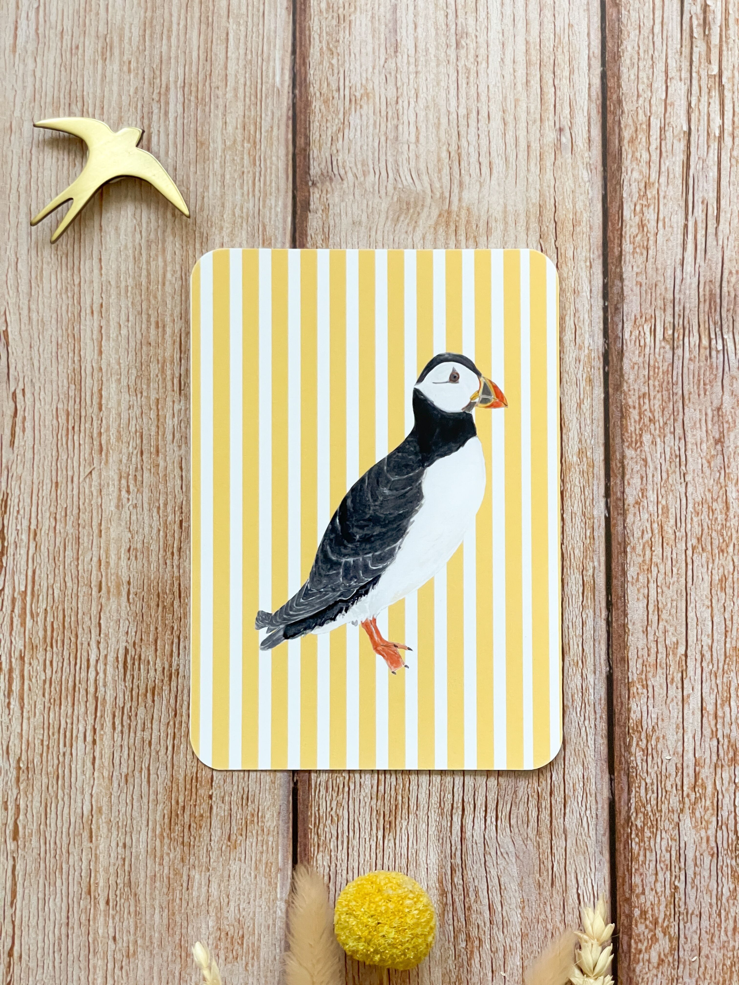 Priorità bassa a strisce gialla del pulcinella di mare della cartolina