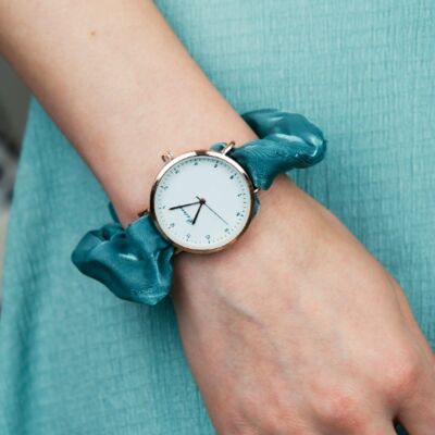 Montre-bracelet à bracelet élastique pour femmes de couleur faite à la main bleue
